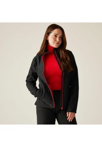 Regatta - Softshell roboczy damski Ablaze. Kolor: czarny. Materiał: softshell. Sezon: zima, jesień. Sport: turystyka piesza #1