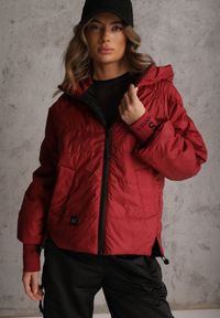 Renee - Czerwona Pikowana Kurtka Puffer z Kapturem Ozdobiona Napisami Orellana. Okazja: na co dzień. Typ kołnierza: kaptur. Kolor: czerwony. Materiał: poliester, jeans. Wzór: aplikacja, napisy. Sezon: wiosna. Styl: casual #1