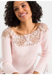 Sweter z koronką bonprix pastelowy jasnoróżowy. Kolor: różowy. Materiał: akryl, koronka, materiał, bawełna, elastan, poliamid. Wzór: koronka #3
