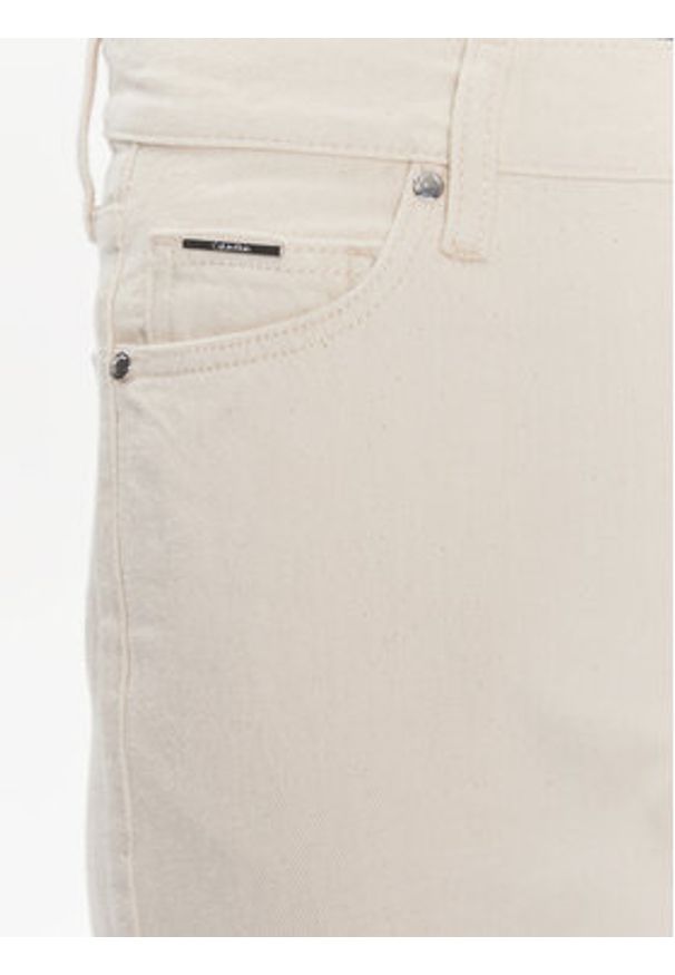 Calvin Klein Jeansy Mid Rise Relax Bootcut Ecru K20K206308 Biały Slim Fit. Kolor: biały