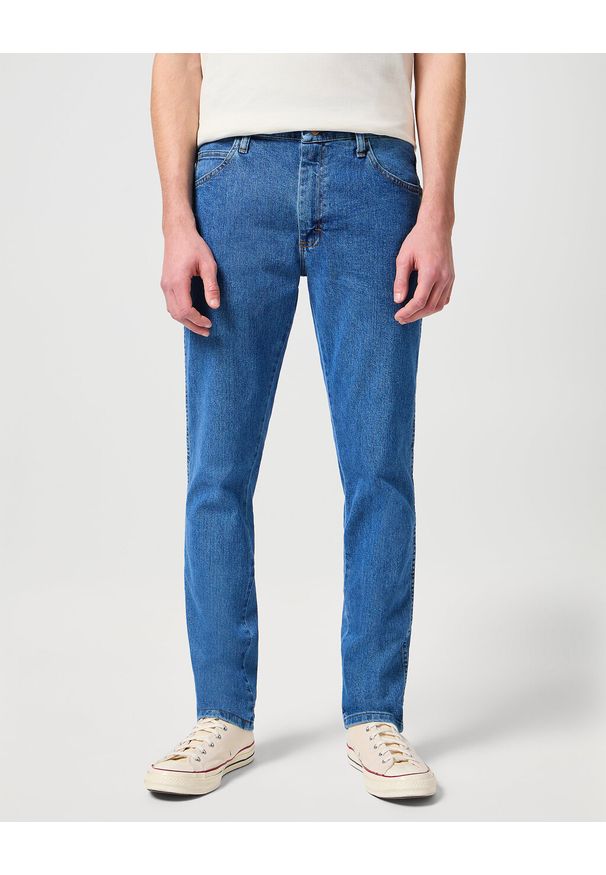 Wrangler - MĘSKIE SPODNIE JEANSOWE WRANGLER RUSTLER SLIM INDIGO MID W10ERC81D. Okazja: na co dzień. Sezon: lato. Styl: klasyczny, casual, elegancki