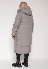 Born2be - Szara Długa Kurtka Pikowana z Kapturem i Bocznymi Suwakami Mevoressa. Okazja: na spacer, na co dzień. Typ kołnierza: kaptur. Kolekcja: plus size. Kolor: szary. Materiał: dzianina, jeans, poliester. Długość: długie. Styl: casual #2