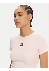 Tommy Jeans T-Shirt Badge DW0DW17881 Różowy Slim Fit. Kolor: różowy. Materiał: bawełna