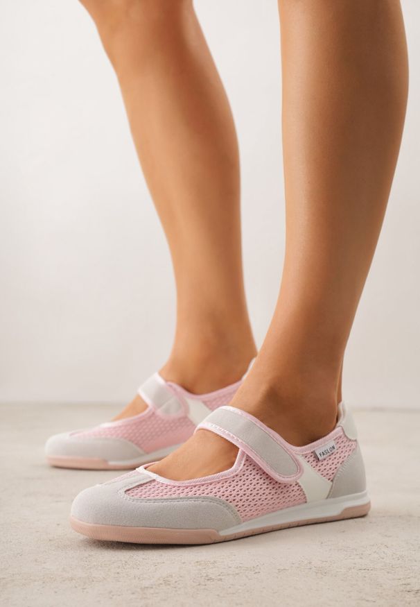 Born2be - Różowe Tenisówki w Stylu Balerinek z Napisem Emitanela. Okazja: na co dzień. Zapięcie: rzepy. Kolor: różowy. Materiał: jeans. Wzór: napisy. Styl: casual, sportowy