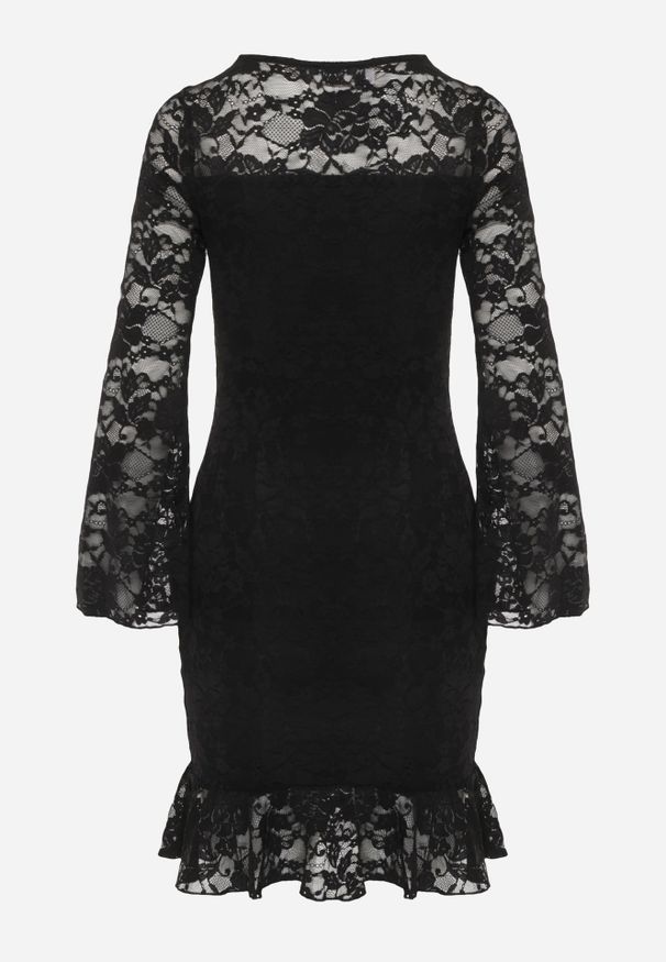 Renee - Czarna Sukienka z Koronki z Wiskozą z Falbanami u Dołu i przy Rękawach Neapia. Okazja: na randkę, na wesele, na ślub cywilny. Kolor: czarny. Materiał: wiskoza, koronka. Wzór: koronka