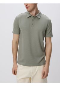 Reserved - Koszulka polo regular fit - oliwkowy. Typ kołnierza: polo. Kolor: oliwkowy. Materiał: dzianina, wiskoza