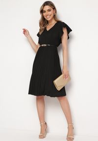 Born2be - Czarna Sukienka Rozkloszowana Midi z Plisowanym Dołem Sabara. Okazja: na co dzień. Kolor: czarny. Materiał: skóra. Styl: casual. Długość: midi #6