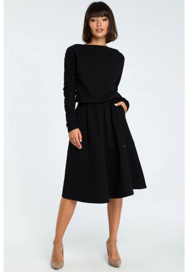 BeWear - Rozkloszowana sukienka dresowa z gumką w pasie czarna. Okazja: na co dzień. Kolor: czarny. Materiał: dresówka. Długość rękawa: długi rękaw. Typ sukienki: rozkloszowane, proste. Styl: casual, elegancki, klasyczny