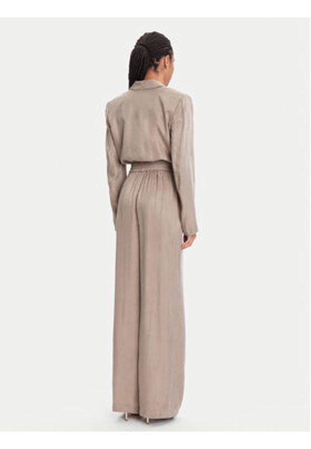 Guess Kombinezon W5YD14 WH5N2 Beżowy Regular Fit. Kolor: beżowy. Materiał: syntetyk