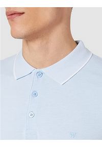 Wrangler - MĘSKI T-SHIRT WRANGLER SS REFINED POLO CERULEAN BLUE W7MDK5XVT. Typ kołnierza: polo