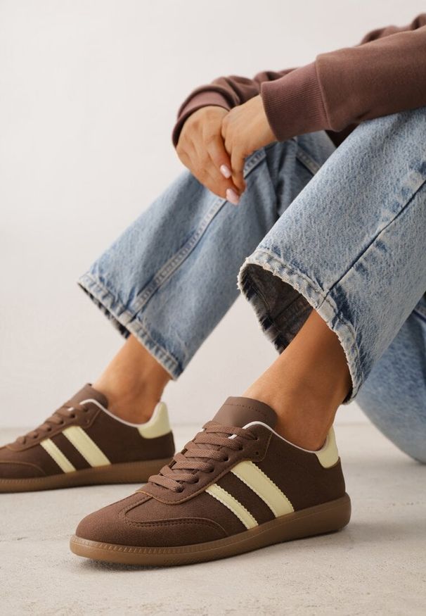 Renee - Brązowo-Żółte Casualowe Sneakersy na Płaskiej Podeszwie z Paskami Jereria. Okazja: na co dzień. Zapięcie: pasek. Kolor: brązowy. Materiał: jeans. Obcas: na płaskiej podeszwie