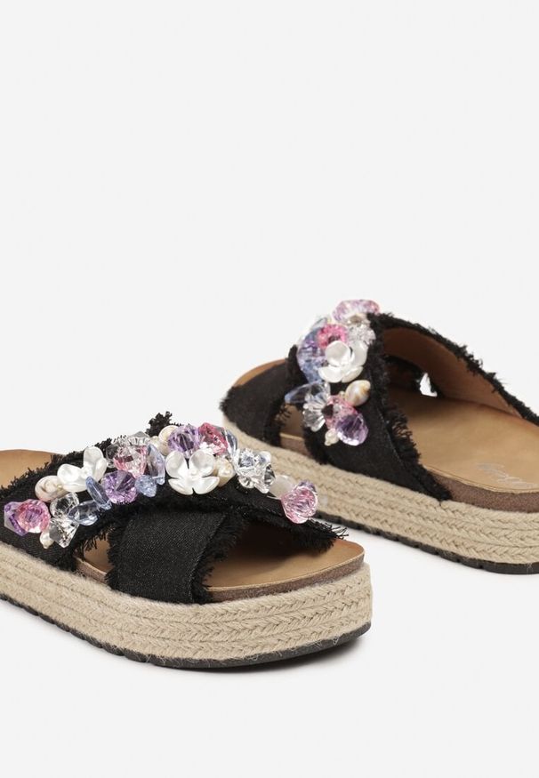 Renee - Czarne Klapki na Platformie w Stylu Boho z Aplikacjami i Plecionką Rissona. Okazja: na co dzień. Nosek buta: otwarty. Kolor: czarny. Materiał: jeans. Wzór: aplikacja. Sezon: lato. Obcas: na platformie. Styl: boho