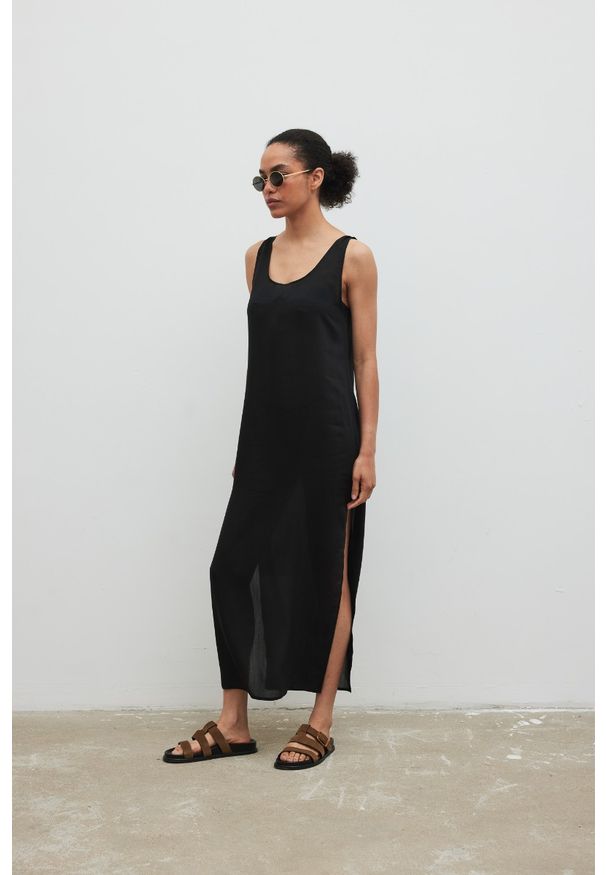 Marsala - Sukienka MAXI z rozcięciami w kolorze BLACK - AIR-XS/S. Okazja: na spacer, na imprezę. Materiał: tkanina, jeans. Długość rękawa: na ramiączkach. Sezon: lato. Typ sukienki: proste. Styl: elegancki. Długość: maxi