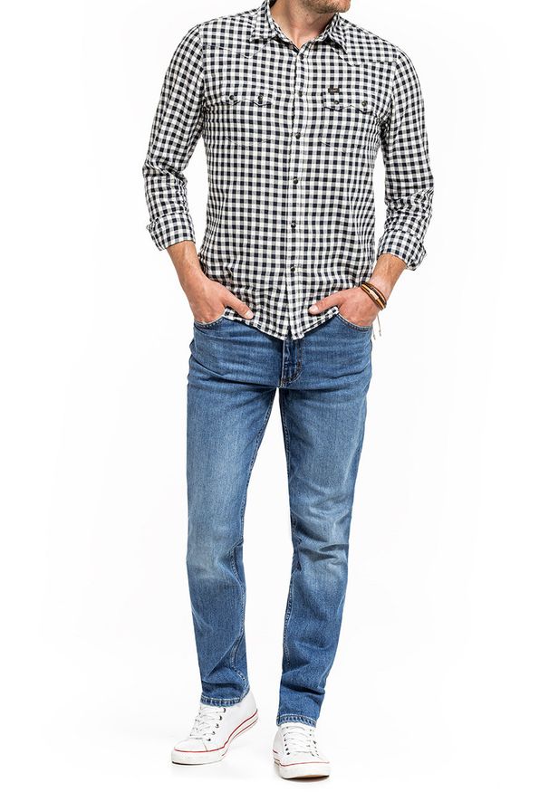 Mustang - MUSTANG TRAMPER TAPERED MĘSKIE SPODNIE JEANSOWE JEANSY DENIM BLUE 1014043 5000 682. Okazja: na spotkanie biznesowe, do pracy, na randkę, na co dzień. Styl: klasyczny, sportowy, casual, biznesowy, elegancki