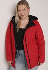 Born2be - Czarno-Czerwona Przejściowa Kurtka Dwustronna Parka z Pikowaniem i Kapturem Tidare. Okazja: na co dzień, na spacer. Kolekcja: plus size. Kolor: czarny. Materiał: jeans, poliester. Styl: sportowy, casual #5