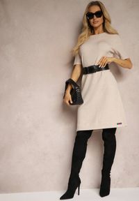 Renee - Beżowa T-shirtowa Sukienka z Wiskozowej Dzianiny z Ozdobnymi Guzikami Narossa. Okazja: na co dzień. Kolor: beżowy. Materiał: dzianina, wiskoza. Długość rękawa: krótki rękaw. Styl: elegancki, casual #5