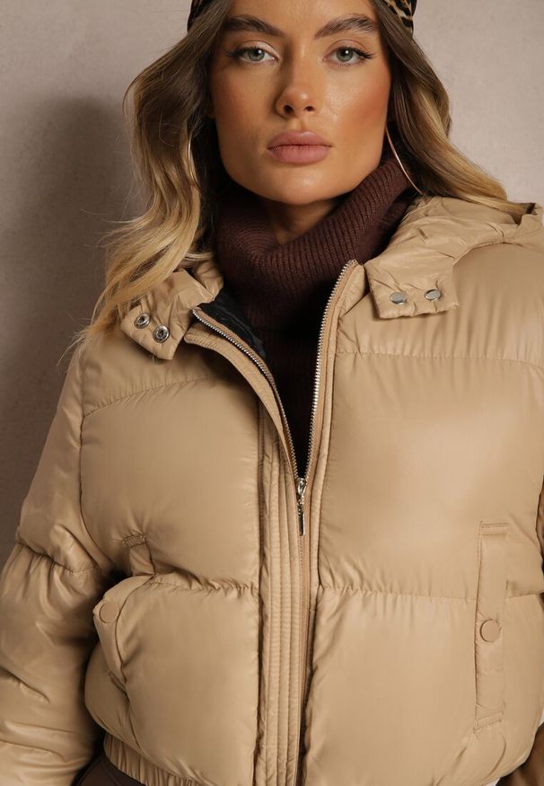 Renee - Ciemnobeżowa Pikowana Kurtka z Nieodpinanym Kapturem o Krótkim Kroju Tinneira. Okazja: na spacer. Kolor: beżowy. Materiał: jeans. Długość rękawa: długi rękaw. Długość: krótkie. Styl: elegancki