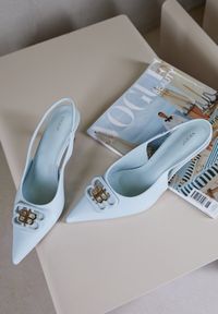 Renee - Niebieskie Sandały Vices na Kaczuszce Typu Slingback Ozdobione Metaliczną Aplikacją Lilarunea. Okazja: na co dzień. Kolor: niebieski. Materiał: jeans. Wzór: aplikacja. Sezon: lato. Obcas: na szpilce. Styl: casual, elegancki