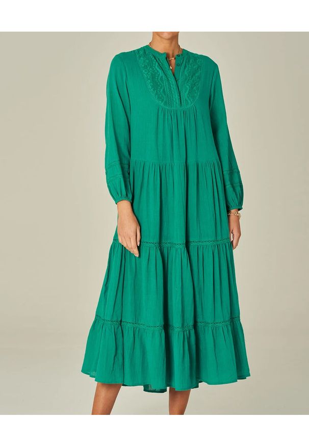 M.A.B.E - Zielona sukienka midi Freya. Kolor: zielony. Materiał: bawełna, koronka. Długość rękawa: długi rękaw. Wzór: aplikacja. Typ sukienki: rozkloszowane. Długość: midi