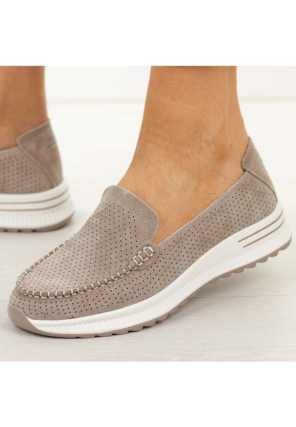 Różowe ażurowe skórzane mokasyny damskie Jezzi 9793. Okazja: na spacer, na co dzień. Nosek buta: okrągły. Zapięcie: bez zapięcia. Kolor: różowy. Szerokość cholewki: normalna. Wzór: ażurowy. Materiał: skóra. Sezon: wiosna, jesień, lato. Styl: casual, elegancki, klasyczny