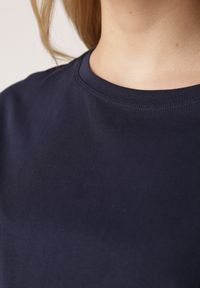 Born2be - Granatowy T-shirt Bawełniany Klasyczny o Fasonie Oversize z Dłuższym Tyłem Nemedora. Okazja: na co dzień. Kolor: niebieski. Materiał: bawełna. Długość: długie. Styl: klasyczny #2