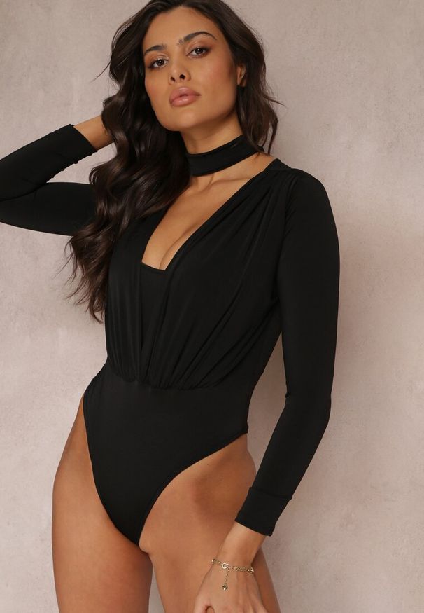 Renee - Czarne Body z Ozdobnymi Zakładkami i Opaską na Szyję Hyrehe. Kolor: czarny. Wzór: aplikacja. Styl: elegancki