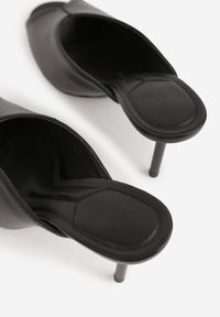 Renee - Czarne Klapki na Szpilce z Wyciętą Cholewką Ariesona. Okazja: na co dzień, na imprezę. Kolor: czarny. Materiał: jeans. Obcas: na szpilce. Styl: casual, elegancki, klasyczny #6