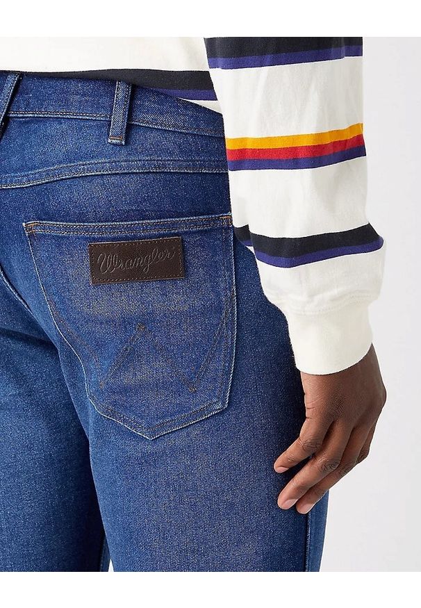 Wrangler - WRANGLER GREENSBORO MĘSKIE SPODNIE JEANSOWE MOUNTAIN SOUL W15QU822O 112321407