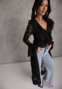 Renee - Czarna Narzutka Sukienka Plażowa Boho z Koronki Ozdobiona Guzikami i Falbanami Palmeda. Okazja: na plażę. Kolor: czarny. Materiał: koronka. Wzór: aplikacja, koronka. Sezon: lato. Typ sukienki: proste. Styl: boho #8