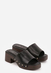 Renee - Czarne Klapki na Platformie i Słupku Ozdobione Nitami po Bokach Wilevia. Okazja: na co dzień. Kolor: czarny. Materiał: materiał. Wzór: aplikacja. Obcas: na platformie. Styl: casual, elegancki. Wysokość obcasa: średni #9