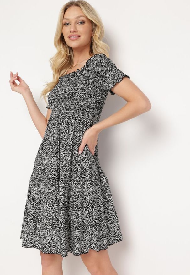 Born2be - Czarna Bawełniana Sukienka Typu Hiszpanka z Górą Marszczoną Gumkami z Falbanką Herira. Okazja: na spacer, na co dzień. Typ kołnierza: dekolt hiszpanka. Kolor: czarny. Materiał: bawełna. Długość rękawa: krótki rękaw. Typ sukienki: proste, dopasowane. Styl: casual, klasyczny