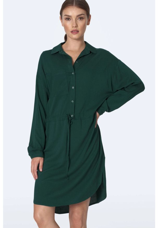 Sukienki.shop - Sukienka koszulowa szmizjerka z wiązaniem butelkowa zieleń. Okazja: na co dzień, do pracy. Materiał: wiskoza. Typ sukienki: szmizjerki, koszulowe. Styl: casual