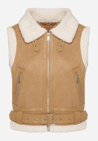 Born2be - Beżowa Rockowa Kamizelka z Futerkiem Typu Baranek i Klamerką Tiodora. Okazja: na co dzień. Kolor: beżowy. Materiał: futro. Wzór: aplikacja. Styl: rockowy #2