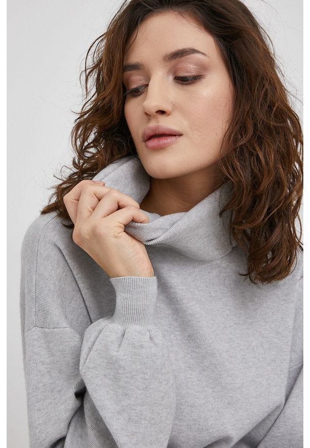 Vero Moda Sweter damski kolor szary z golfem. Typ kołnierza: golf. Kolor: szary. Materiał: materiał, dzianina, wiskoza. Długość rękawa: długi rękaw. Długość: długie