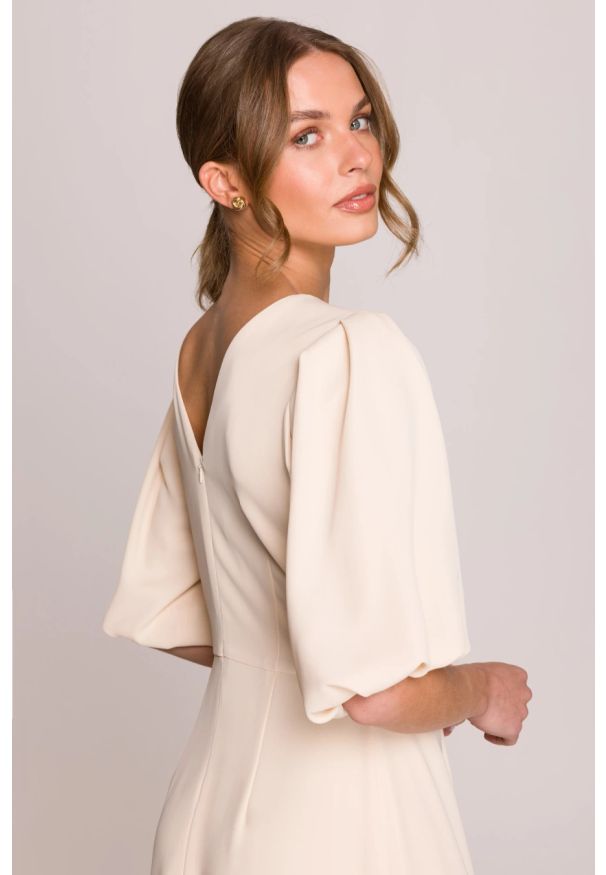 Stylove - Elegancka sukienka koktajlowa z bufiastymi rękawami kremowa. Okazja: na ślub cywilny, na imprezę, na wesele. Kolor: kremowy. Materiał: materiał, elastan. Długość rękawa: krótki rękaw. Sezon: lato. Typ sukienki: rozkloszowane. Styl: wizytowy, elegancki. Długość: midi