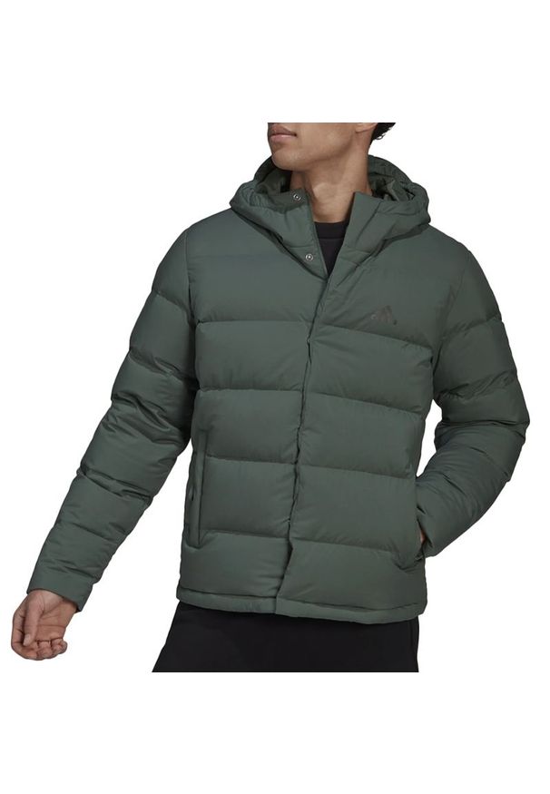 Adidas - Kurtka adidas Helionic Hooded Down HG8749 - zielona. Okazja: na co dzień. Typ kołnierza: kaptur. Kolor: zielony. Materiał: puch, poliester, materiał. Wzór: aplikacja. Styl: klasyczny, casual