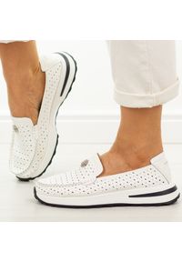 eVento - Białe ażurowe skórzane mokasyny damskie Evento 8663. Okazja: na co dzień, na spacer. Nosek buta: okrągły. Zapięcie: bez zapięcia. Kolor: biały. Szerokość cholewki: normalna. Wzór: ażurowy. Materiał: skóra. Sezon: wiosna, lato, jesień. Styl: casual, klasyczny, elegancki #1