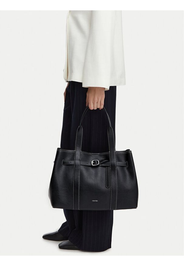 Calvin Klein Torebka Buckle Medium Work Tote LV04F3549G Czarny. Kolor: czarny. Materiał: skórzane