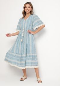 Born2be - Jasnoniebieska Bawełniana Sukienka Boho o Rozkloszowanym Kroju z Wiązaniem i Haftem Korithira. Okazja: na spacer, na co dzień. Typ kołnierza: dekolt w serek. Kolor: niebieski. Materiał: bawełna. Wzór: haft. Sezon: lato. Typ sukienki: rozkloszowane. Styl: boho #1