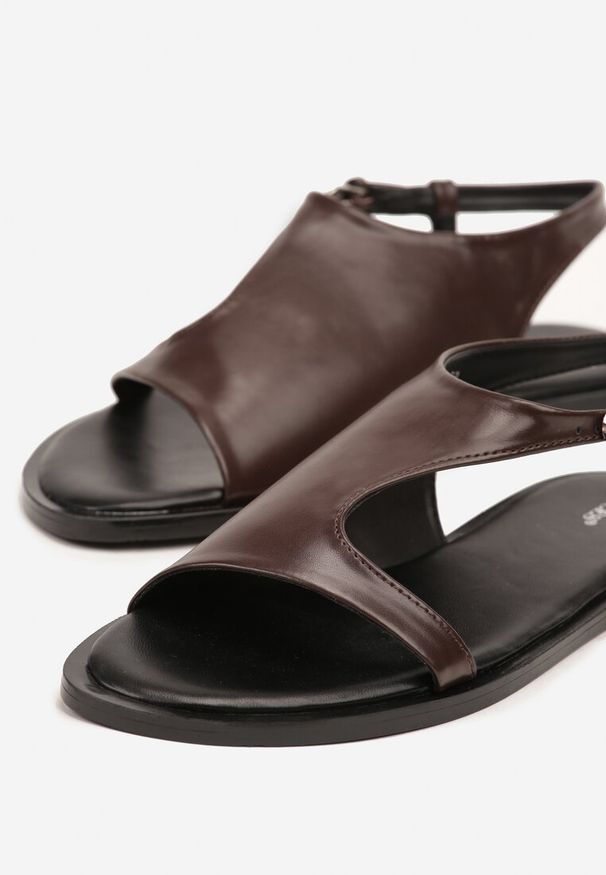 Renee - Brązowe Asymetryczne Sandały Vices ze Sprzączką Merilda. Okazja: na co dzień, na randkę. Zapięcie: sprzączka. Kolor: brązowy. Materiał: len. Sezon: wiosna, lato. Styl: casual, elegancki