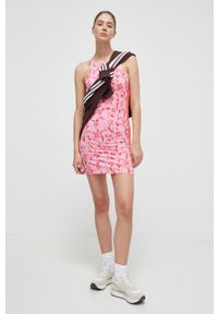 adidas Originals sukienka kolor różowy mini dopasowana. Kolor: różowy. Materiał: dzianina. Długość rękawa: na ramiączkach. Typ sukienki: dopasowane. Styl: klasyczny. Długość: mini #2
