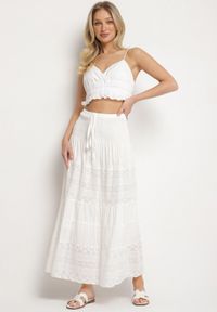 Born2be - Biała Spódnica z Bawełny z Wysokim Stanem w Stylu Boho Ellitrae. Okazja: na co dzień. Stan: podwyższony. Kolor: biały. Materiał: bawełna. Sezon: lato, wiosna. Styl: boho