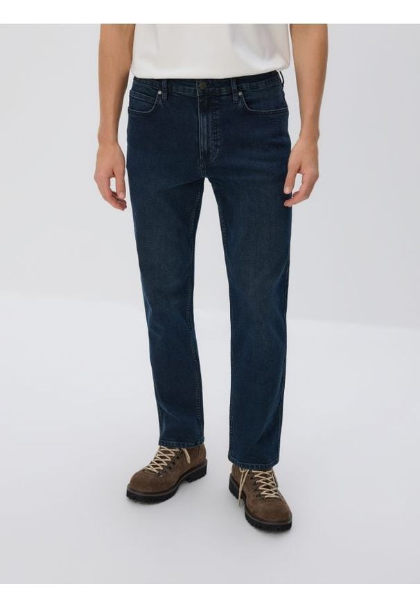 Reserved - Jeansy straight fit - granatowy. Kolor: niebieski
