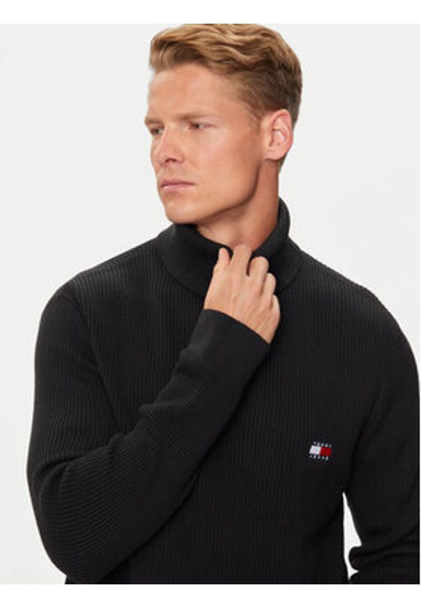 Tommy Jeans Golf Badge DM0DM19434 Czarny Slim Fit. Typ kołnierza: golf. Kolor: czarny. Materiał: syntetyk