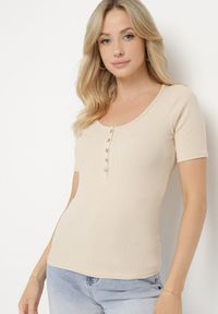 Born2be - Beżowy Prążkowany T-shirt z Bawełny Ozdobiony Guzikami Tasavia. Okazja: na co dzień. Kolor: beżowy. Materiał: bawełna, prążkowany. Wzór: aplikacja. Styl: klasyczny, elegancki, casual