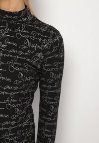 Born2be - Czarna Bluzka z Bawełny w Stylu Longsleeve z Półgolfem w Literowy Nadruk Azelenia. Okazja: na co dzień. Kolor: czarny. Materiał: bawełna. Długość rękawa: długi rękaw. Wzór: nadruk. Styl: casual #7