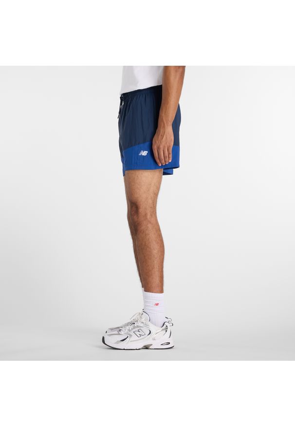 Spodenki męskie New Balance MB6176MRNNY – granatowe. Kolor: niebieski. Materiał: materiał, poliester. Sport: fitness
