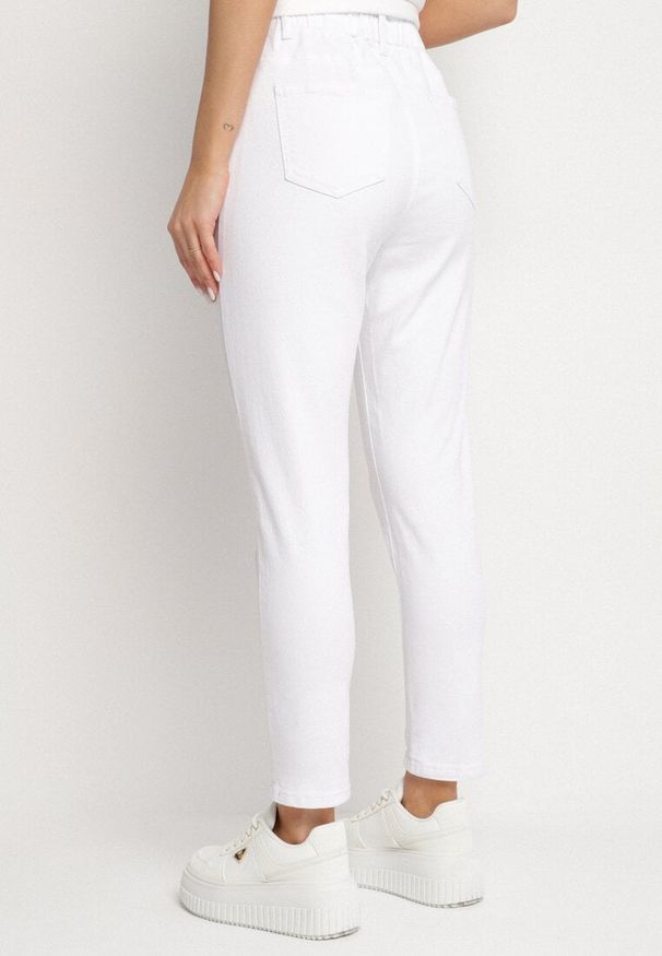 Born2be - Białe Bawełniane Jeansy o Kroju Mom Fit z Wysokim Stanem Folene. Stan: podwyższony. Kolor: biały