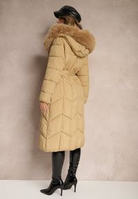 Renee - Beżowa Długa Kurtka o Pikowanym Kroju z Kapturem i Odpinanym Futerkiem Ozdobiona Paskiem Vamimora. Okazja: na spacer, na imprezę. Typ kołnierza: kaptur. Kolor: beżowy. Materiał: futro. Długość: długie. Wzór: aplikacja. Sezon: jesień. Styl: elegancki #4