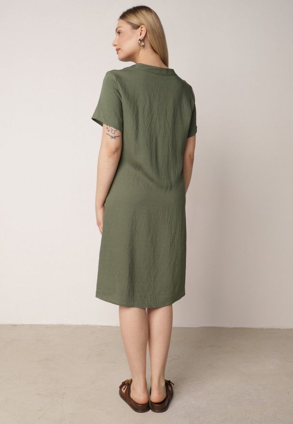 Born2be - Ciemnozielona Wiskozowa Sukienka o Pudełkowym Kroju z Dekoltem V z Guzikami Berborin. Okazja: do pracy, na co dzień. Kolekcja: plus size. Kolor: zielony. Materiał: wiskoza. Typ sukienki: proste, dla puszystych. Styl: klasyczny, casual